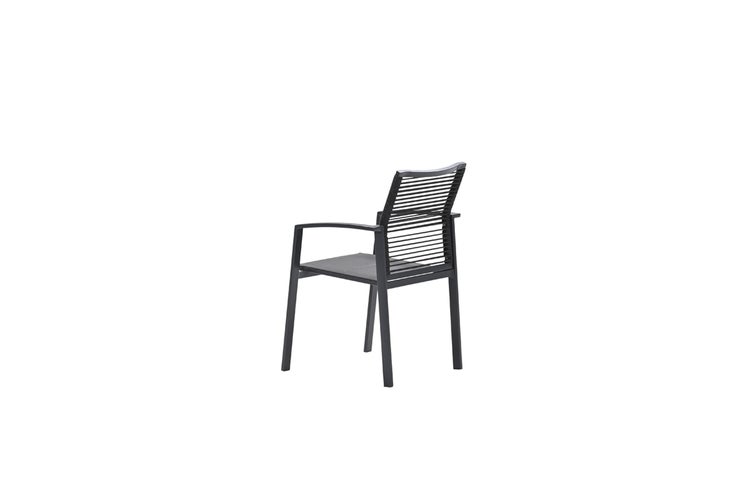 Garten-Armlehnstuhl mit horizontaler Seilbespannung am Rücken und festen Armlehnen.