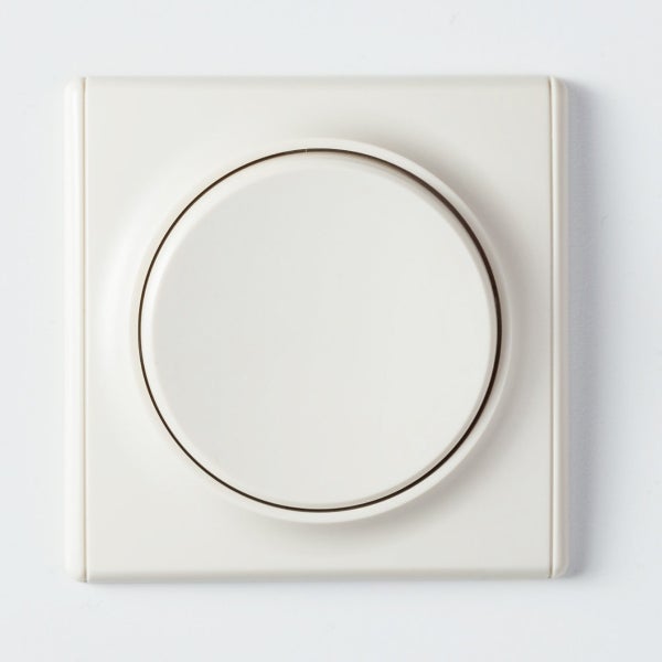 Ein runder Drehdimmer für die Unterputzmontage mit quadratischem Rahmen für Elektroinstallationen.