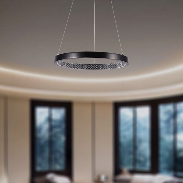 Runde Hängeleuchte mit dekorativen Details im Interieur