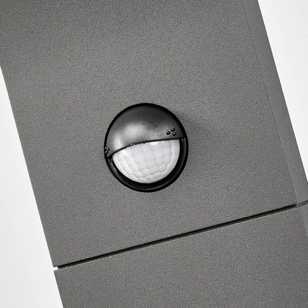 Detailansicht eines Bewegungssensors integriert in eine Außenwandleuchte aus Metall.