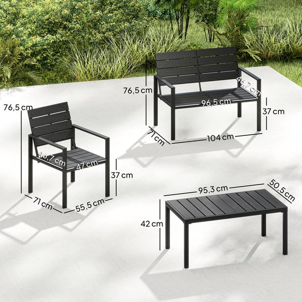 Außenstehleuchte in Rattan-Optik mit geflochtenem Schirm auf einer Terrasse neben Gartenmöbeln und Pflanzen.