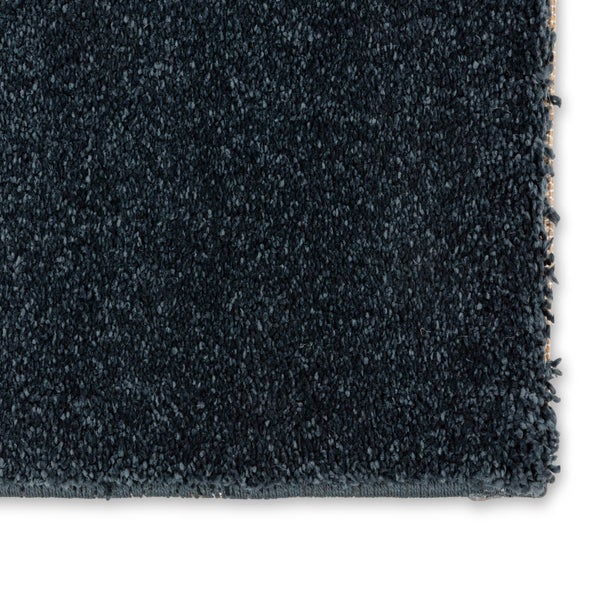 Dunkelblauer Teppichboden mit weicher, dichter Textur und gekettelter Kante.