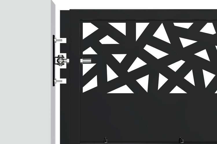Detailansicht eines Gartentorscharniers an einem Pfosten, mit einem schwarzen Metalltor mit geometrischem Muster.