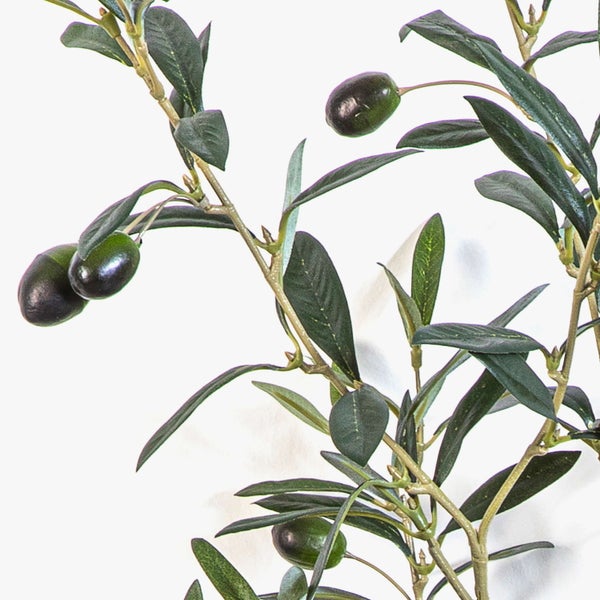 Künstlicher Olivenzweig mit dunklen Früchten und grünen Blättern.