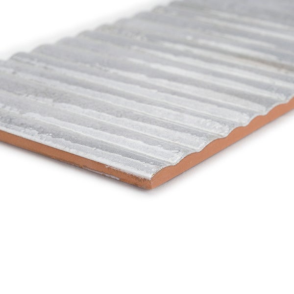 Wandfliese mit gewellter Struktur und glatter Oberfläche aus Keramik