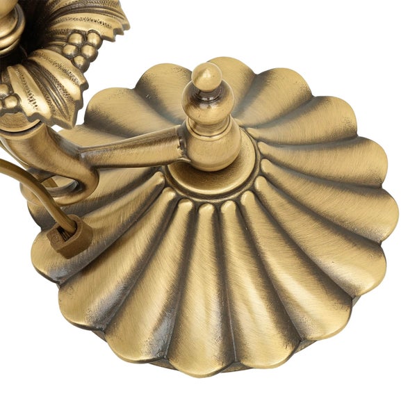 Detailansicht einer Wandleuchte mit floralem Design und Metallelementen