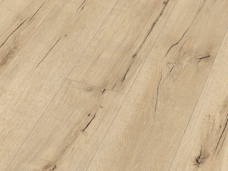 Laminatboden in Eichenoptik mit lebhafter Holzmaserung und sichtbaren Astlöchern in einer perspektivischen Ansicht.
