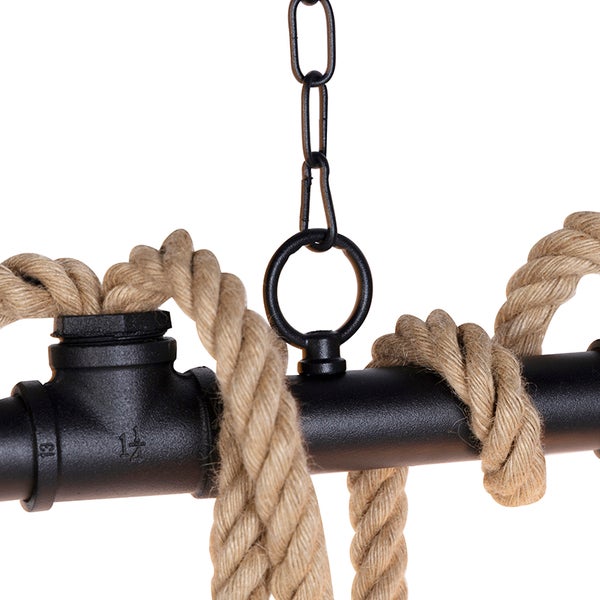 Detailansicht einer Hängeleuchte mit Kette, Rohrrahmen und Seildekor