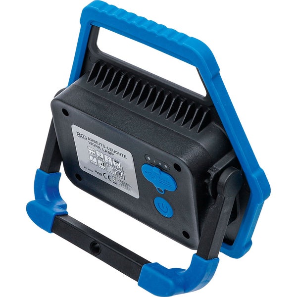 Tragbarer LED-Arbeitsstrahler von BGS technic mit verstellbarem Standfuß und integriertem Tragegriff.