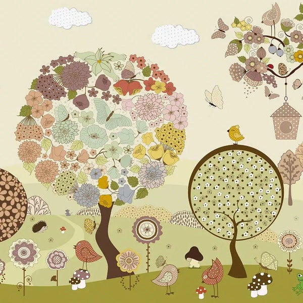 Tapete mit illustriertem Naturmotiv: stilisierte Bäume, Blumen, Schmetterlinge, Vögel, Igel, Pilze und ein Vogelhaus in einer Wiesenlandschaft.