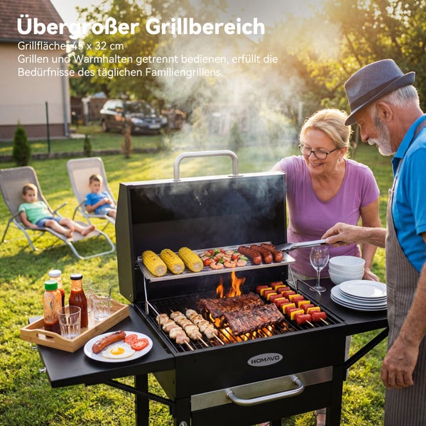 Grillszene im Garten mit einem Paar beim Grillen von Fleisch und Gemüse auf einem Holzkohlegrill der Marke Homavo
