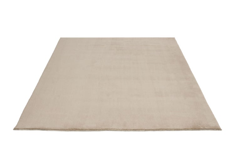 Rechteckiger Velours-Teppich in Beige mit weicher Oberfläche.
