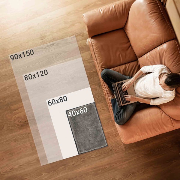Teppichgrößenvergleich mit Person auf Sofa