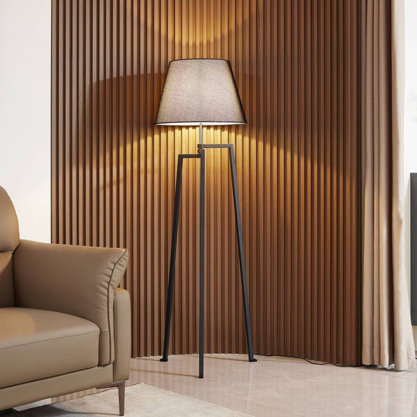 Stehlampe mit Lampenschirm und schwarzem Metallgestell im Wohnzimmer.