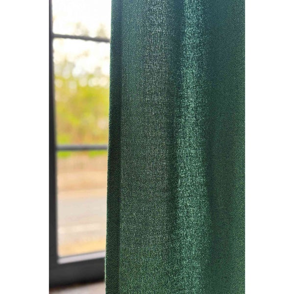 Grüner Vorhang neben einem Fenster
