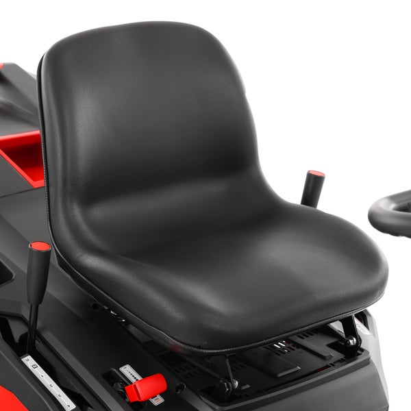 Ergonomisch geformter, schwarzer Sitz eines Aufsitzmähers mit strukturierter Oberfläche und seitlichen Bedienhebeln.