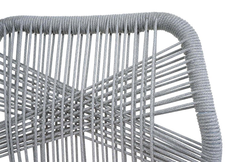 Detailansicht eines Stuhls mit geflochtener Sitzfläche