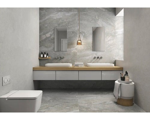 Modernes Badezimmer mit Doppelwaschbecken, Spiegeln und grauen Fliesen