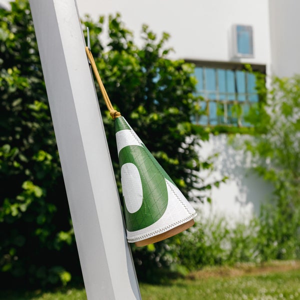 Kegelförmiges Windlicht mit Kordel auf Holztisch
