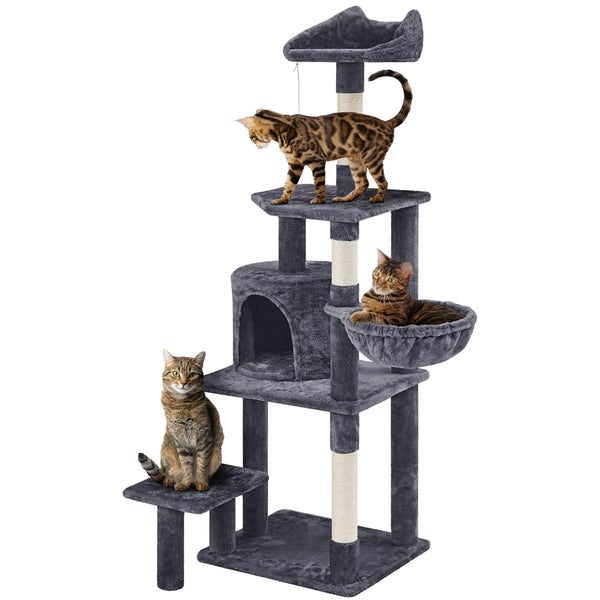 Grauer Katzenkratzbaum mit drei Katzen