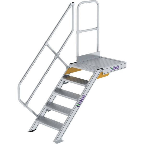 Heller, organisierter Flur mit 2-flammigem Deckenstrahler aus Holz und schwarzen Spots.