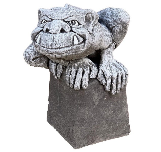 Gargoyle-Gartenfigur aus Stein, die auf einem Sockel sitzt.