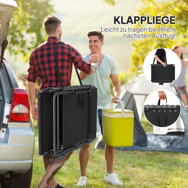 Zusammengeklappte schwarze Klappliege mit Schultergurt wird von einer Person beim Camping neben einem Zelt und einem Auto getragen.