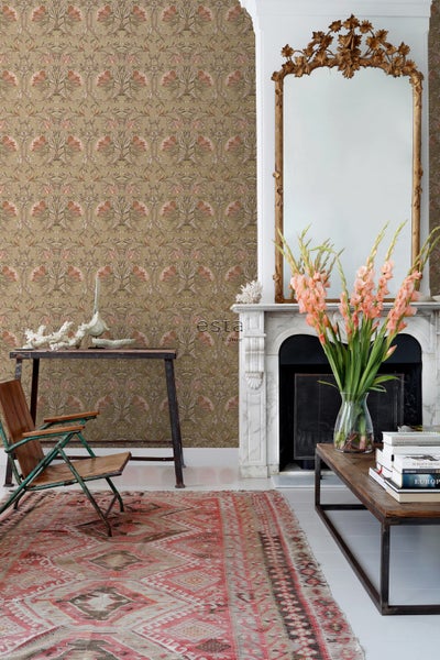 Wohnzimmer mit gemusterter Tapete, Sessel, Tisch, Teppich, Kamin und Spiegel