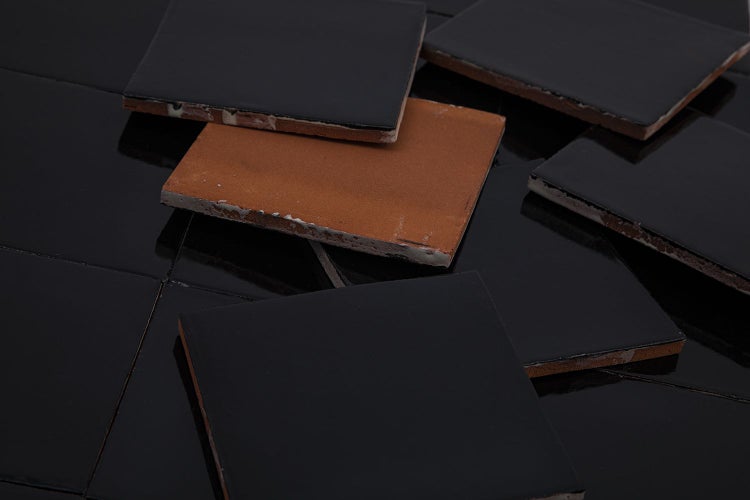 Schwarze Fliesen auf einem Haufen