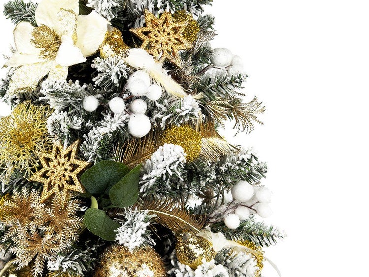 Detailansicht eines künstlichen Weihnachtsbaums mit Schnee Optik dekoriert mit goldenen Sternen, Blumen, Beeren und Christbaumkugeln.