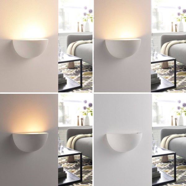 Halbrunde Wandleuchte aus Gips in einem hellen Wohnzimmer mit Sofa und Couchtisch, gezeigt in verschiedenen Helligkeitsstufen und ausgeschaltet.