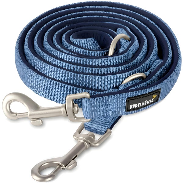 Verstellbare Hundeleine von RUDELKÖNIG aus gewebtem Stoff mit Neopren-Polsterung, zwei Karabinerhaken und Metallringen, blau.