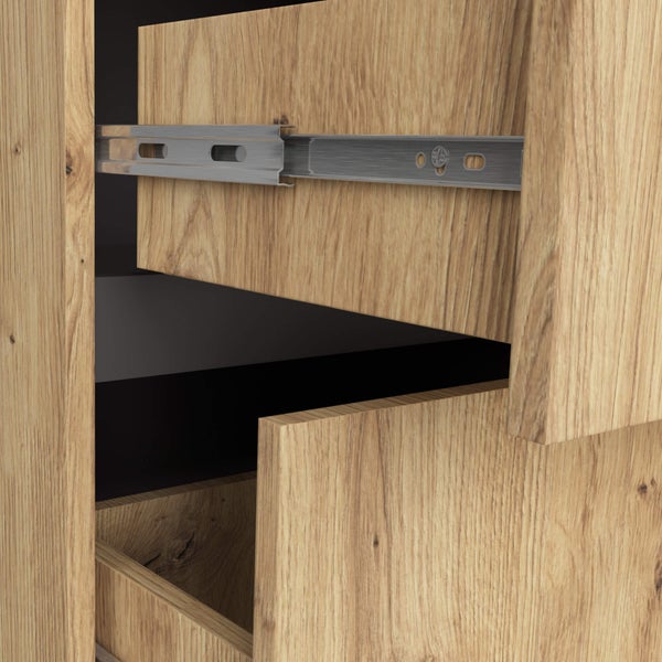 Detailaufnahme eines Schubladenauszugs aus Holz