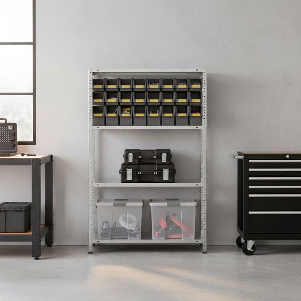 Organisiertes Metallregal in einer hellen Werkstatt mit Kunststoffboxen, Werkzeugkoffern und Sichtlagerkästen aus Metall und Kunststoff.