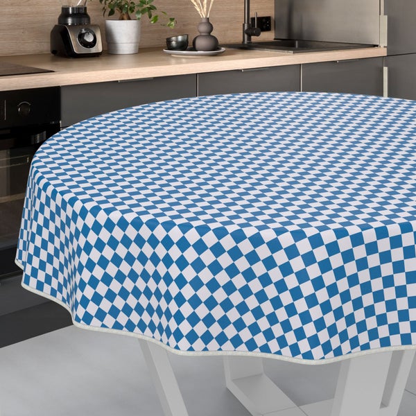 Runde Tischdecke mit blauweißem Rautenmuster auf Küchentisch