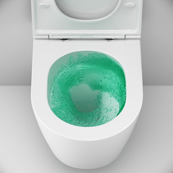 Draufsicht auf ein spülrandloses WC mit wirbelndem Wasser während des Spülvorgangs.