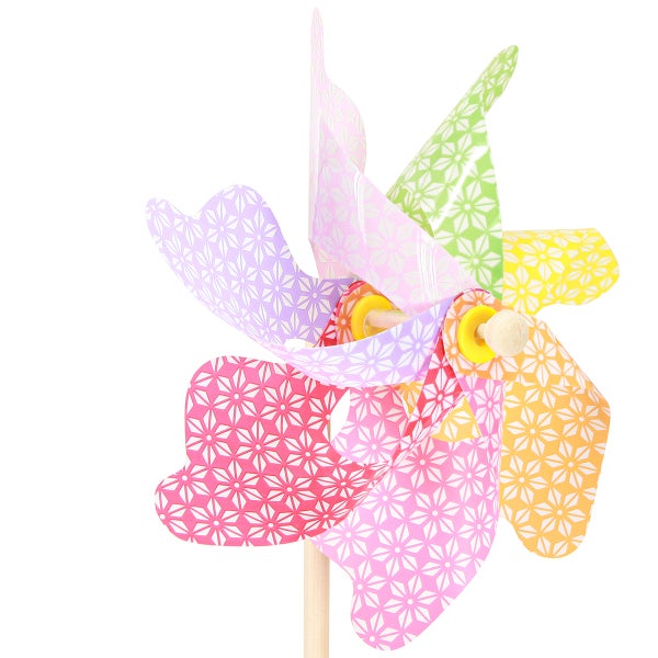 Windrad mit Blumenmuster auf Holzstab