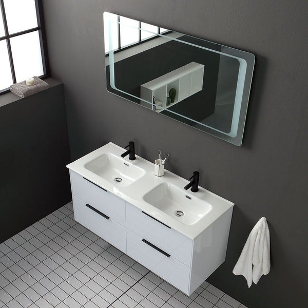 Modernes Badezimmer mit Doppelwaschtisch, beleuchtetem Spiegel und grauer Wand