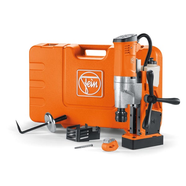 Fein Magnet-Kernbohrmaschine Set mit Transportkoffer, Kühlmittelbehälter, Sicherheitsgurt, Spänehaken und Berührungsschutz. Fein Logo.