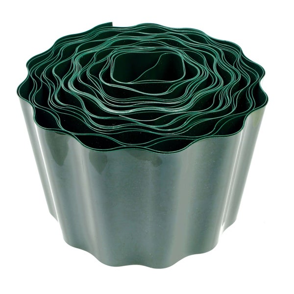 Grüne Rasenkante aus Kunststoff, aufgerollt