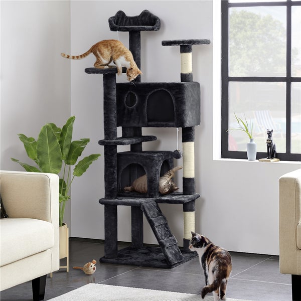 Katzenkratzbaum mit mehreren Ebenen, Höhlen und Kratzsäulen, auf dem sich Katzen aufhalten