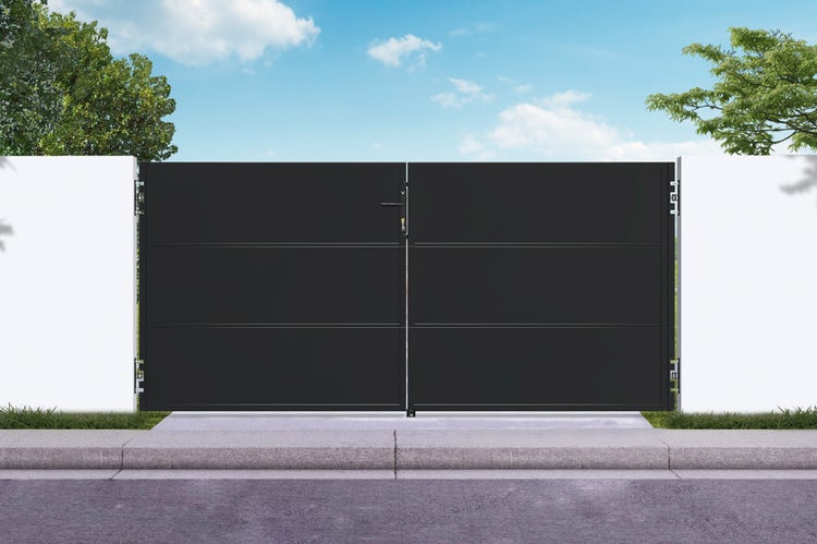 Modernes, zweiflügeliges Einfahrtstor aus Aluminium mit horizontalen Paneelen, montiert zwischen Mauern in einer hellen Außenanlage.