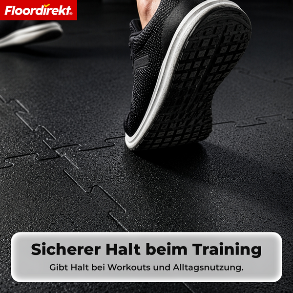 Floordirekt Logo. Ein Sportschuh auf einer rutschfesten Bodenschutzmatte aus Gummi mit Puzzlerand für sicheren Halt beim Training.