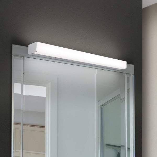 Moderne LED Spiegelleuchte in länglicher Form montiert oberhalb eines Badezimmerspiegels für gleichmäßige Beleuchtung.