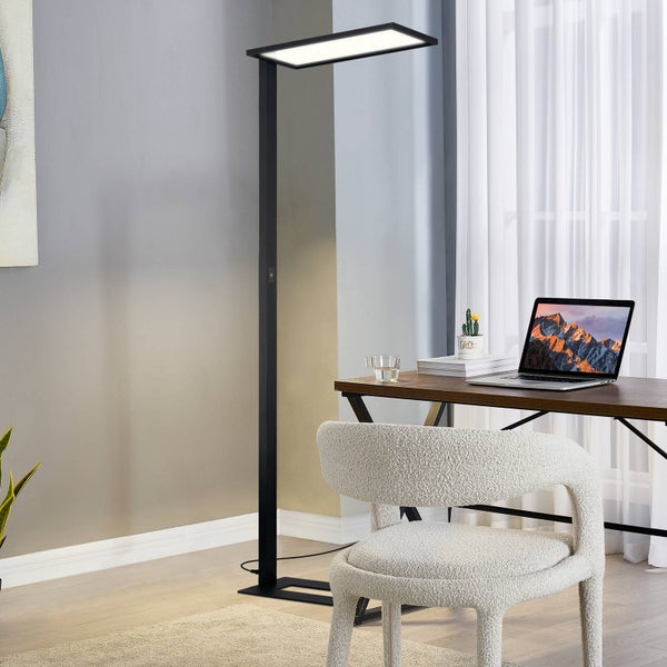 Moderne schwarze LED-Stehleuchte in einem Homeoffice mit Holzschreibtisch, weißem Polsterstuhl und Laptop. Helle, organisierte Arbeitsumgebung.