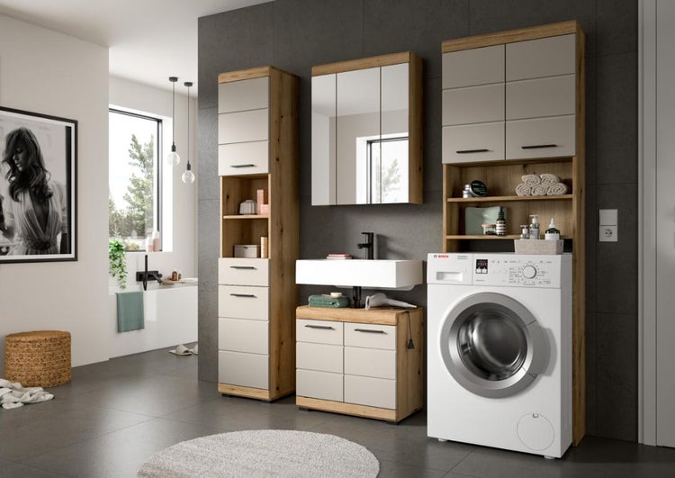 Modernes Badezimmermöbel Set in Holzoptik mit Waschtisch, Spiegelschrank, Hochschrank und Waschmaschinenumbauschrank in einem Badezimmer.