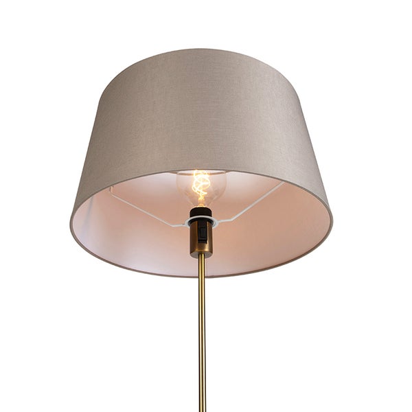 Stehlampe mit Stoffschirm und Glühbirne