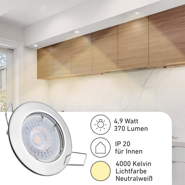 LED-Einbaustrahler in einer Küche über Holzschränken. Details: 4,9 Watt, 370 Lumen, Schutzart IP 20 für innen, 4000 Kelvin neutralweiß.