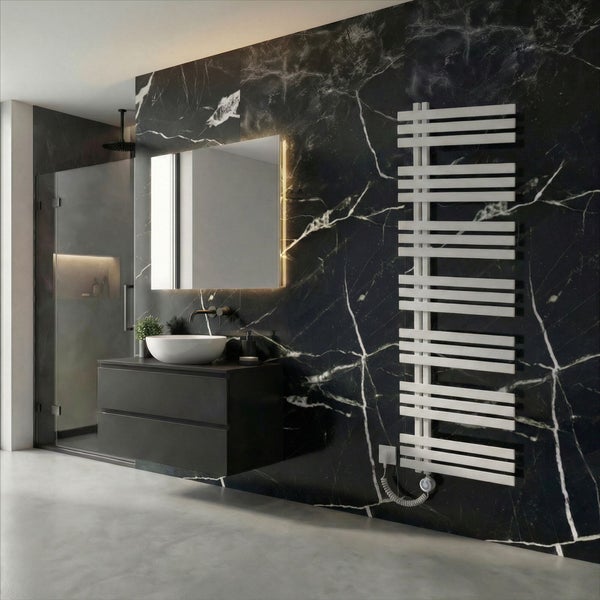 Modernes Badezimmer mit schwarzer Marmorwand, dunklem Waschtisch, rundem Aufsatzbecken, beleuchtetem Spiegel und weißem Design-Handtuchheizkörper.
