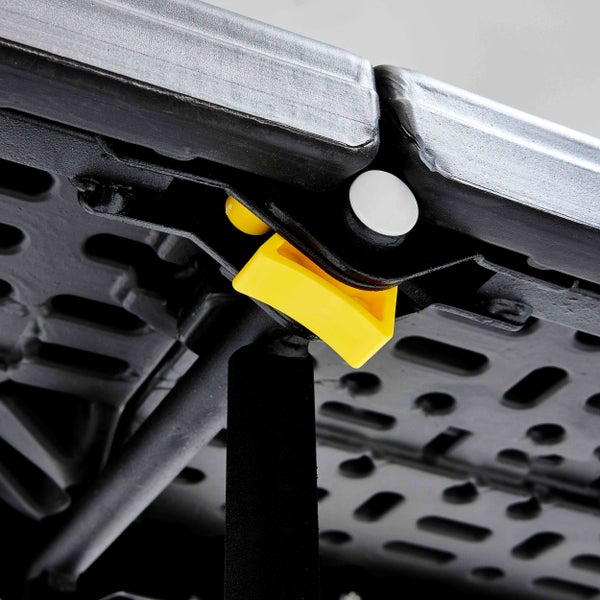 Nahaufnahme eines Klappmechanismus aus Kunststoff und Metall an einem Tisch oder einer Werkbank.